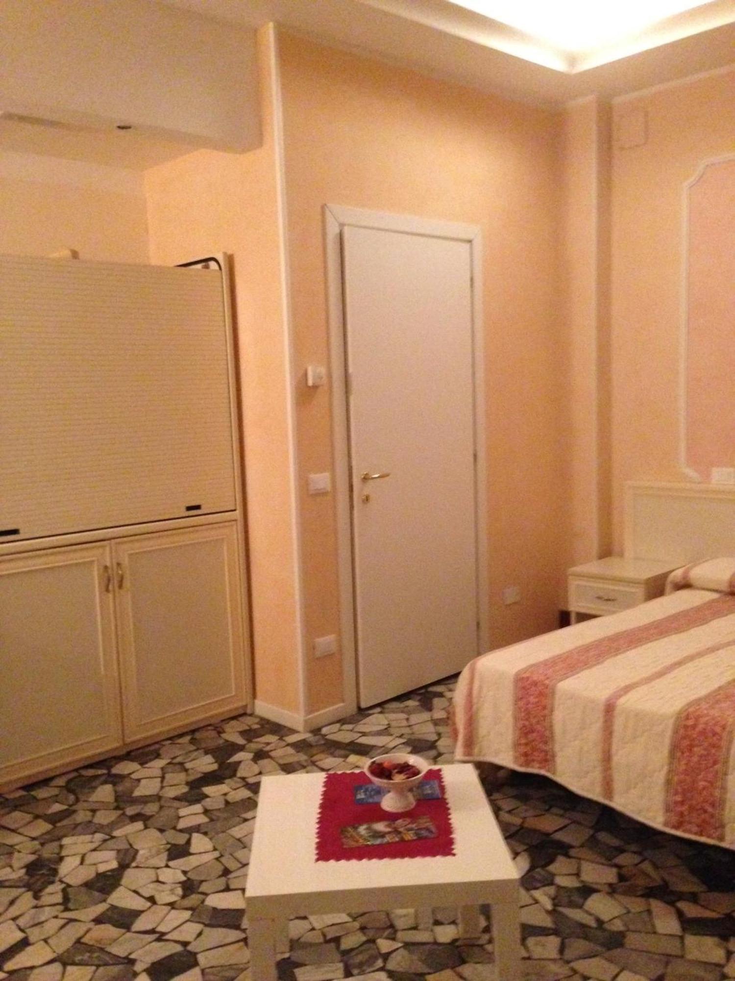 Hotel Residence Maria Grazia リミニ 部屋 写真